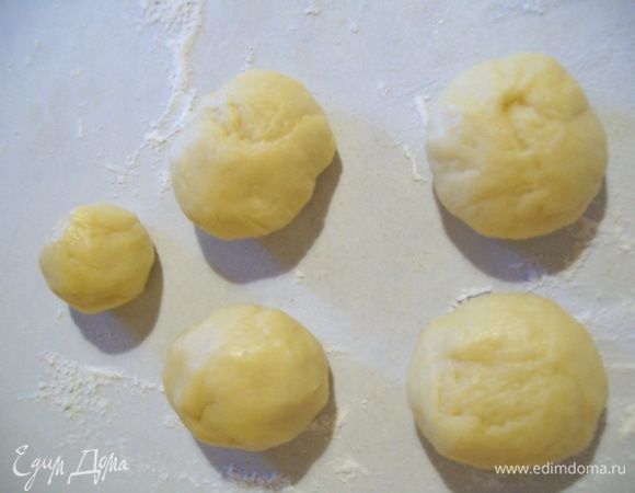 Разделить на 4 равные части (у меня по 70 г) и 5-ю - (40 г) - для украшения.