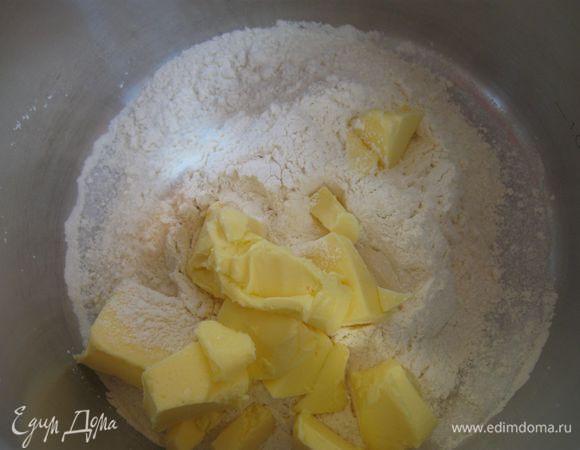 Смешать  сухие компоненты: соль, сахар,  муку.  Охлажденное масло порезать маленькими кусочками и добавить к сухой смеси, перемешать массу. 