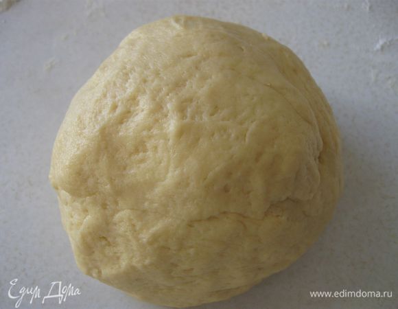 Придать форму шара, положить  на доску, посыпанную мукой,  разминать некоторое время. Снова сформировать  шар, завернуть  в  пищевую пленку и убрать  в холодильник на полчаса. 

