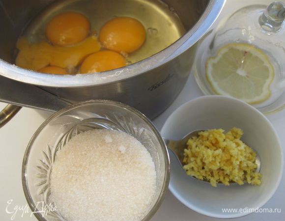 Подготовить необходимые ингредиенты. Натереть цедру лимона на мелкой терке.

