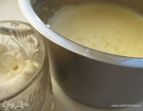  Выжать сок из лимонов и мандарина.  Взбить  яйца, желтки и сахарный песок. 
Добавить  сок лимона, мандарина, цедру лимона  и тщательно перемешать. Добавить  сливки и перемешать. 
