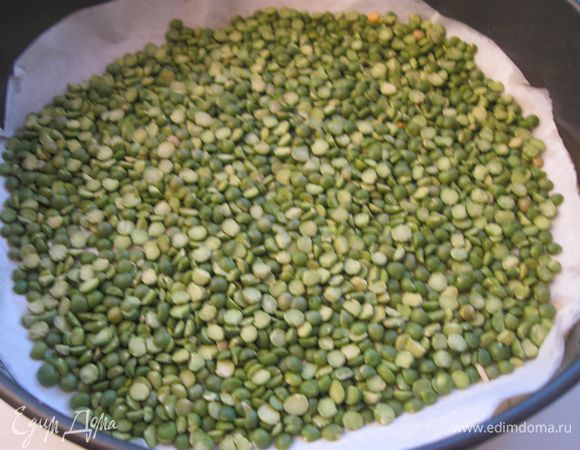 Накрыть  пергаментной бумагой,  насыпать  сверху  горох.