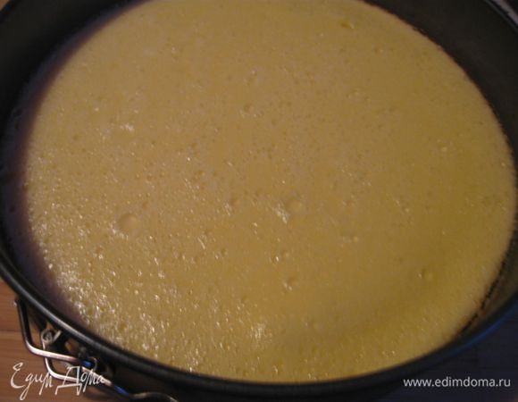 Нагреть  духовку до 180  градусов  и запекать в течение 10 минут. 
Достать  из духовки, убрать горох  и бумагу. 
Вылить  начинку на корж и запекать  еще полчаса при температуре 180 градусов. Перед добавлением меренги слегка охладить. 
