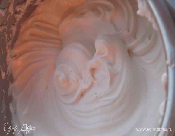  Необходимо сделать меренгу. Довести  до кипения сахар и  воду на медленном огне, помешивая  до полного растворения сахара. 
Взбить  белки до пиков. Влить теплый сахарный сироп во взбитые белки и взбивать до полного охлаждения. 
