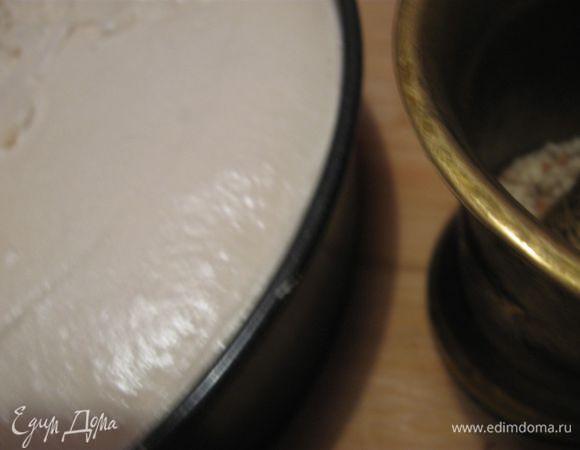 Нанести  массу на лимонную начинку  и запекать  еще 5 минут. Охладить.