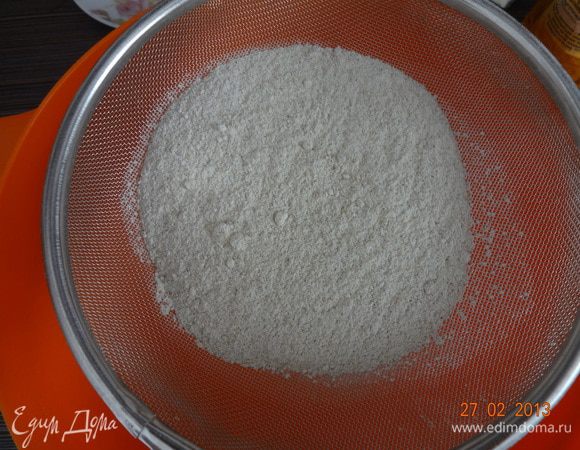 Ржаную муку (у меня получилось чуть больше 1,5 стаканов) просеиваем в глубокую миску, где будем замешивать тесто.