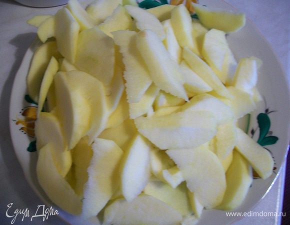 Яблоки порезать тоненькими дольками. 