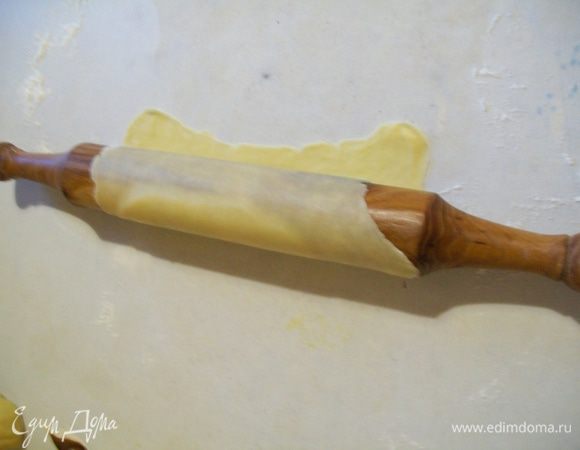 Противень застелить пергаментом, НЕ смазывать (тесто содержит масло).
Раскатать тоненькие коржи. В длину я ориентировалась по длине скалки, в ширину - чтоб не рвалось, очень нежное тесто, но и легко и быстро раскатывается. 
Смазать корж маслом, выложить яблоки, посыпать их сахаром (минимум).