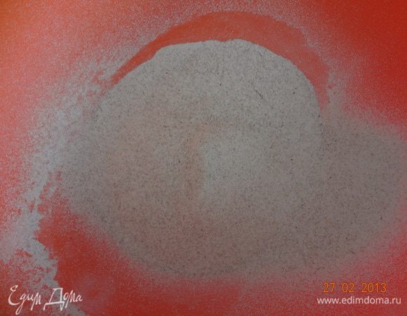 Туда же добавляем соль, сахар, немного перемешиваем.