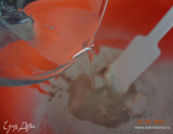 Затем добавляем сметану, воду, мягкое сливочное масло (я взяла 70 г) и тщательно все вымешиваем сначала лопаточкой, а потом на столе руками. Но долго месить тесто не нужно, главное, чтобы получилось однородное, гладкое и не прилипало к рукам.