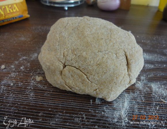 Оставить колобок отдохнуть минут на 10-15. Тем временем включим духовку на 170-180 градусов (можно даже на 160, жар не должен быть сильным). На противень положить пекарскую бумагу (я чуть сбрызнула маслом для надежности).