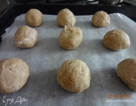 От отдохнувшего ржаного колобка отщипываем кусочки теста и скатываем шарики величиной с небольшое куриное яйцо.