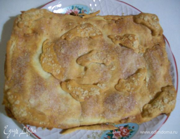 Очень нежный на вкус, как печеное яблочко с нежной хрустящей слоечкой. И необыкновенным яблочным духом заполнена кухня.  