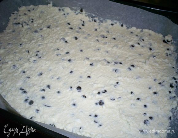 Противень размером 25*35 см застилаем пергаментом, пергамент тщательно смазываем маслом. Выкладываем начинку и разравниваем так, чтоб она на сантиметр не доходила до краев противня.