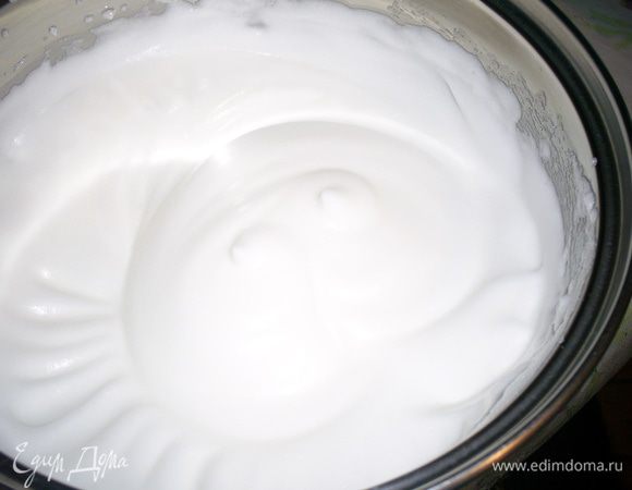Яйца разделяем на желтки и белки. Белки взбиваем до устойчивых пиков, затем, не прекращая взбивания, в несколько приемов добавляем к ним половину сахара. Взбиваем до получения массы, которая не выпадает из емкости при ее переворачивании.