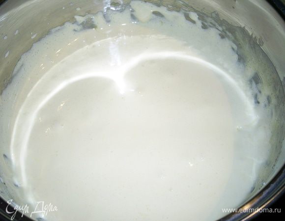 Желтки взбиваем с оставшимся сахаром до побеления и загустения.