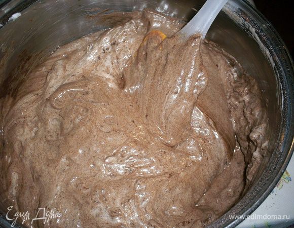 На желтки просеиваем половину муку с какао и разрыхлителем, выкладываем половину взбитых белков и аккуратно перемешиваем лопаткой сверху вниз. Повторяем эту операцию еще раз для оставшихся муки и белков. Получаем довольно густое, но воздушное тесто.