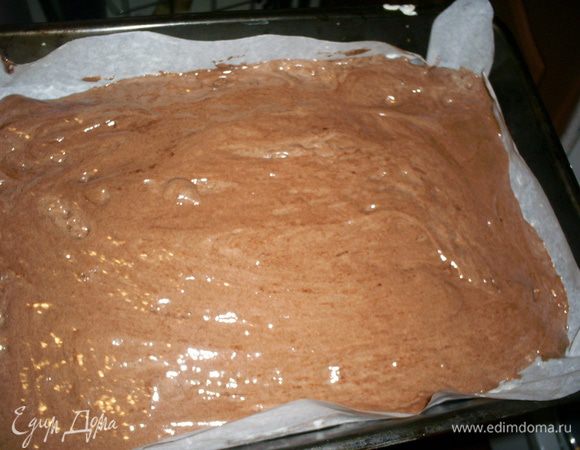 Выкладываем наше тесто сверху начинки и равномерно разравниваем. Отправляем противень в духовку, разогретую до 190-200 градусов, на 15-20 минут. Следите, чтоб не пересушить, иначе рулет будет трескаться при сворачивании.