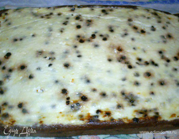 Готовый рулет переворачиваем на полотенце. Начинка при этом окажется сверху. Снимаем бумагу и сворачиваем тугой рулет при помощи полотенца. Оставляем его остывать прямо в нем же.