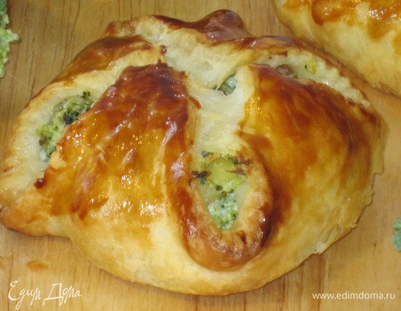 Выложить фаготтини на противень с пергаментом и выпекать в разогретой до 180 °С духовке 25 минут до золотистого цвета. Приятного аппетита:)