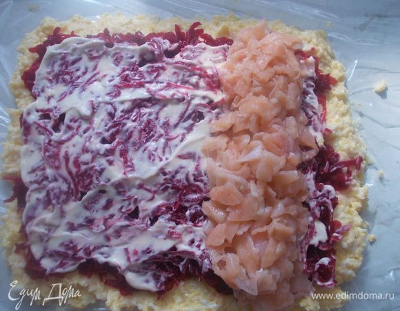 Свеклу,немного промазать майонезом и по краю выложить порезанную семгу.