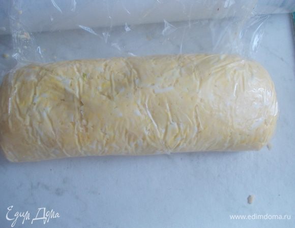 С помощью пленки свернуть рулетом. Отправить в холодильник пропитаться, на пару часов.