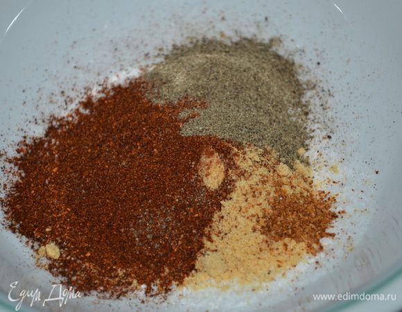 Разогрейте духовку на 180°C. Смешайте специи.
