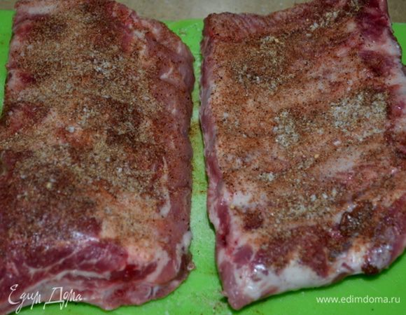 Обсыпьте ребра с двух сторон приготовленной сухой смесью.