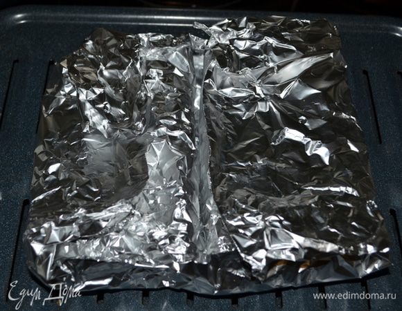 Завернтие в двойной слой фольги. Поставьте в духовку на 1,5–2 часа.