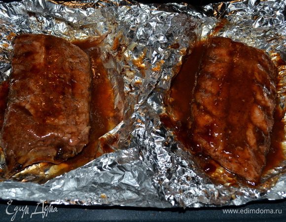 Когда ребра будут готовы, выньте их из духовки и дайте полностью остыть. Сок после приготовления сохраните.
