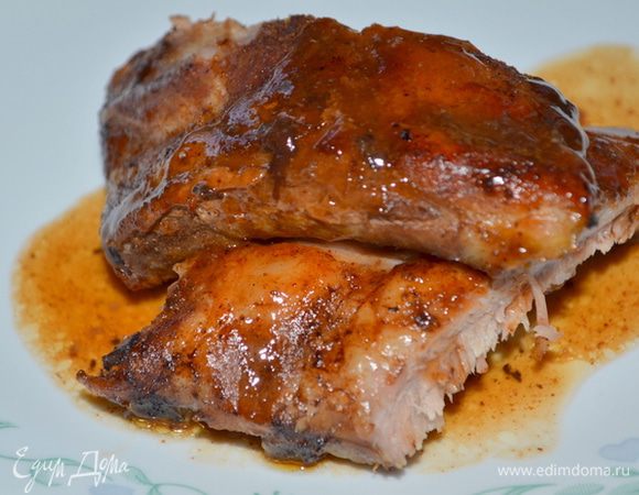 Смешайте соус барбекю с небольшой частью сока от ребер. Смажьте им ребра с двух сторон. Выпекайте на гриле или в духовке 7–10 мин. Готовые ребрышки нарежьте на части и подайте к столу.