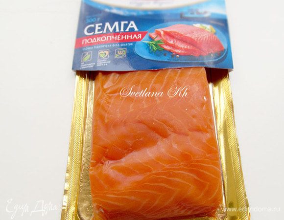 С семги срезать кожицу, она  внизу.....