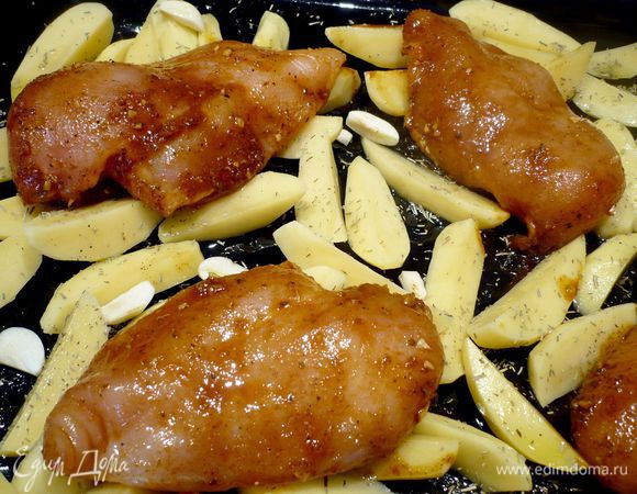 Разогреваем духовку до 180 градусов. Картофель режем на четвертинки и укладываем на смазанный оливковым маслом противень, солим, перчим, посыпаем розмарином, чеснок чистим и режем на 4 части, кладем к картофелю. Слегка поливаем оливковым маслом. Курицу вынимаем из маринада и выкладываем на картофель. 