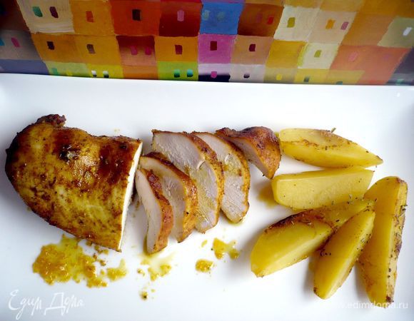 Готовим в духовке 45 минут, затем выключаем духовку и оставляем еще на 45 минут в выключенной духовке. Достаем курицу и картофель выкладываем на блюдо, поливаем соусом, образовавшимся во время выпечки, и цитрусовым маслом. Приятного Вам аппетита!