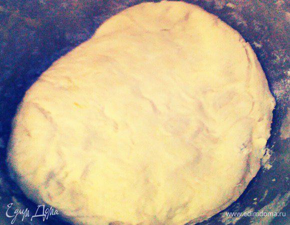 Всыпать в получившуюся смесь
половину муки, замесить тесто и
поставить в теплое место на 40 мин.
Затем добавить оставшуюся муку,
хорошо перемешать и оставить еще на
1 ч.