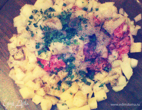 Приготовить начинку. Картофель и лук очистить.
 картофель и лук нарезать
одинаковыми кубиками.
Положить в миску с фаршем, добавить
размягченное топленное масло,
посыпать солью и перцем, тщательно
перемешать. Накрыть и оставить на 1
ч.