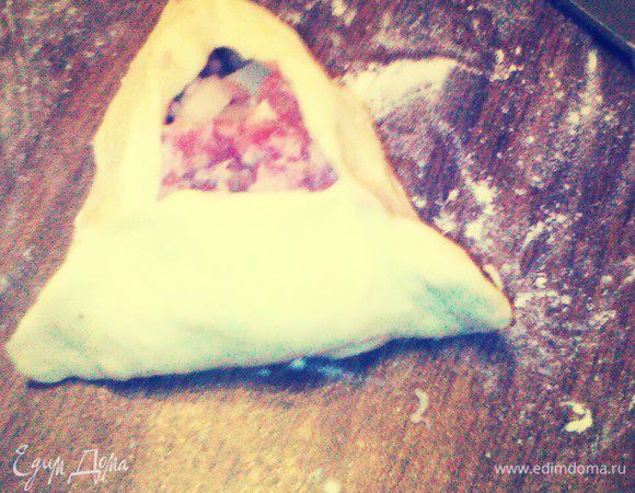 Защипнуть края в виде треугольника.