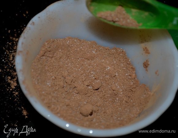 Разогреть духовку на 200 гр.
Для свинины:
Смешать какао с душистым горошком, корич. сахар, соль и перец вместе.