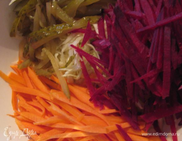 Картошку почистите,порежьте соломкой и отправьте жариться. Капусту нашинковать тонко,немного посолить и помять немного руками. Морковь и свеклу порезать тонкими полосками или натереть на терке для корейских салатов. Огурцы порезать соломкой. Пока жарится картошка, все составляющие смешать.
