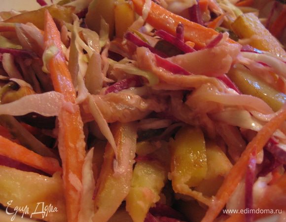 Как только картошка будет готова добавить её в салат, заправить майонезом, посолить, поперчить и подавать немедленно!