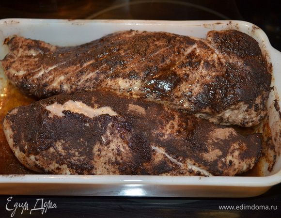 Положить свинину в жаропрочное блюдо,обсыпать какао смесью со всех сторон. Сбрызнуть олив.маслом поверх. И поставить в духовку на 30-40 мин. Закрыть сверху фольгой и дать 10 мин.на отдых.