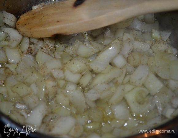 Приготовим соус пока свинина в духовке.
На сковороде с тяжелым дном или в кастрюльке разогреть масло оливковое. Добавить чеснок и лук. Добавим 1 ч.л. соль и 1/2 ч.л. черный перец. Готовим примерно 4 мин.