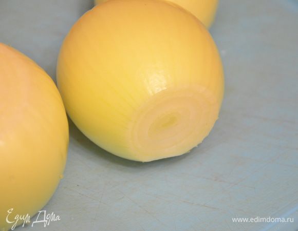 Лук нарезать толстыми кольцами,порей нарезать так же кольцами (только белую часть стебля).