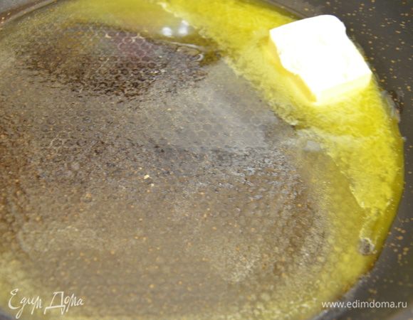 На сковороде (учитывайте те что в этой же сковороде и будет запекаться пирог) растопить сливочное масло и добавить сахар.
