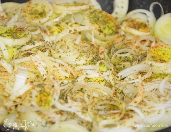 Выложить лук  и лук порей,присыпать любимыми травами.Жарить на среднем (даже скорее медленном огне) периодически встряхивая сковороду, не мешать, так как кольца лука могут потерять форму. Жарить примерно минут 10.