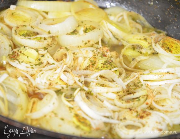 Чеснок очистить и мелко порубить,добавить к луку, затем влить воду, примерно 3/4 стакана, накрыть крышкой и тушить минут 20. Снять крышку через 20 минут и дать выпариться оставшейся воде.