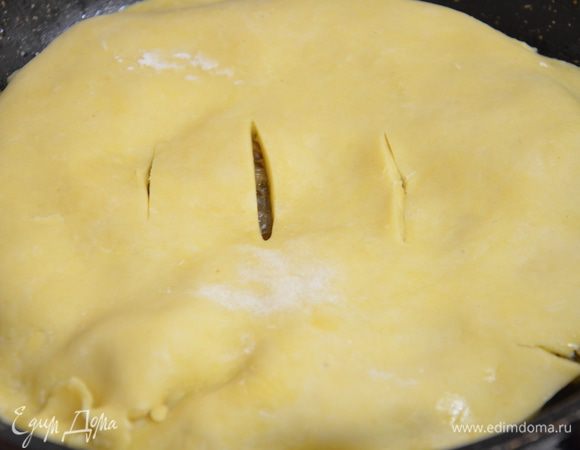 Тесто достать с холодильника,раскатать,сделать пару надрезов на тесте,выложить в сковороду,поверх лука,подогнув края.