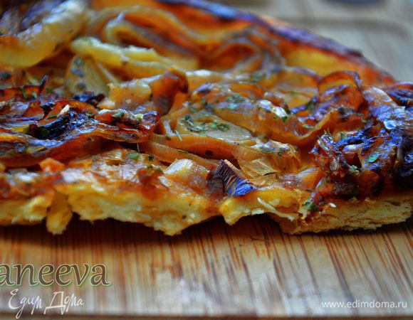 Поставить запекаться в заранее разогретую духовку до 190С, на 25 минут. Затем, достав из духовки, накрыть блюдом по диаметру большему, чем сковорода, и резким движением перевернуть пирог на блюдо.