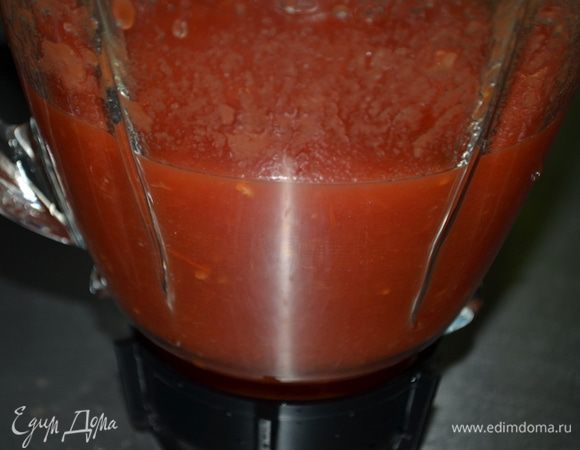 Выложим поверх какао, затем куриный бульон, розмарин, бальзамический уксус и томаты. Закрыть крышкой и готовить 10 мин. при небольшом огне.
Помидоры из банки желательно измельчить в блендере заранее .