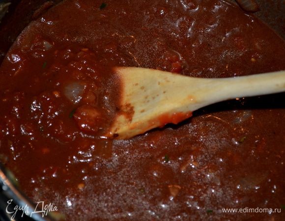 Посолить и поперчить и снять с огня. Наш соус готов.